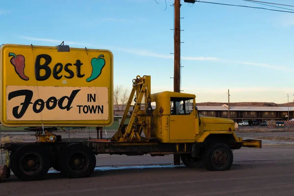 Holbrook, Arizona - 5 de enero de 2022: Viejo camión grúa Vintage — Foto de Stock