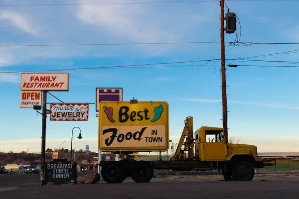 Holbrook, Arizona - 5 de enero de 2022: Antiguo camión grúa Vintage con letrero amarillo — Foto de Stock