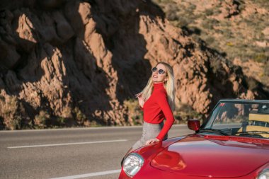 Seksi kız modeli ve kırmızı spor araba.