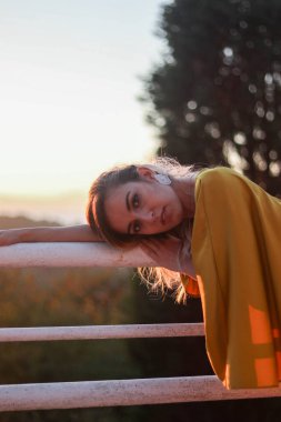 Zarif giyimli genç ve güzel bir kızın portresi.