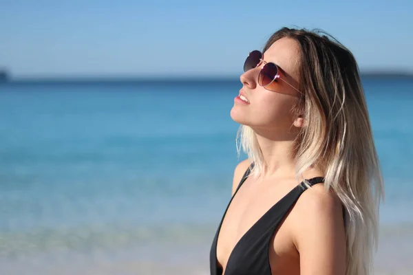 Närbild porträtt av ung kvinna i bikini och solglasögon på stranden i Australien — Stockfoto