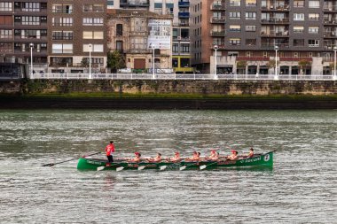 BILBAO, İSPAN, 6 Şubat 2022. Trainera 'daki insanlar, Trawler yelkenli yarışı