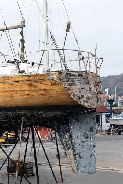 Das Heck des alten Bootes in der Marina unter grauem Tag — Stockfoto