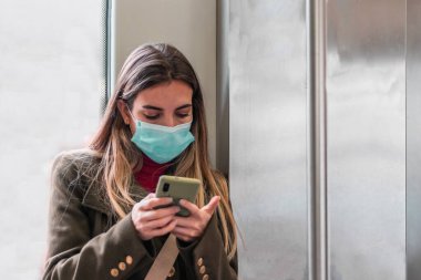 Gizli görev sırasında akıllı telefonu olan genç bir kadın.