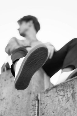 Aşağıdaki genç adamın portresi ve fotokopi alanı odaklı ayakkabısı.