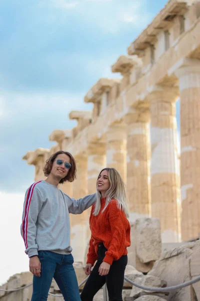 Jovem casal turístico apaixonado na Grécia — Fotografia de Stock