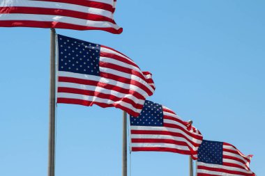 Amerika Birleşik Devletleri bayrak mavi gökyüzünde sallayarak