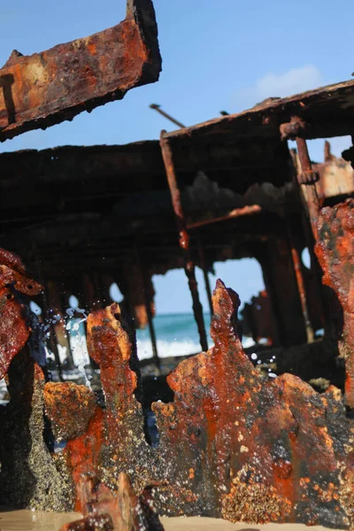 Meerblick durch ein Loch in versunkenem Schiff, das im Sand Australiens gestrandet ist — Stockfoto