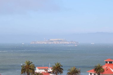 San Francisco 'da sisli bir günde Alcatraz Adası