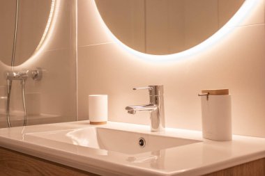 Şık beyaz ve ahşap parlayan lavabo