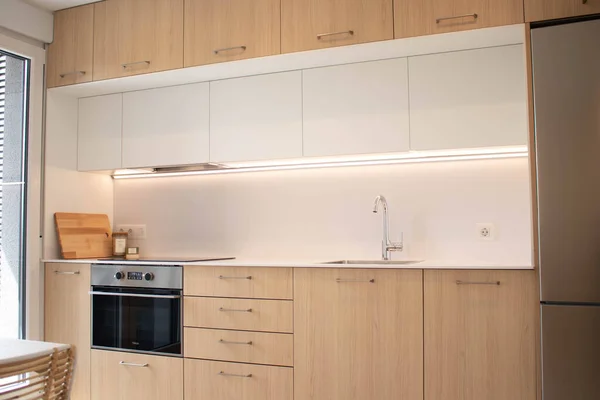 Dapur modern dan minimalis kayu dan putih — Stok Foto
