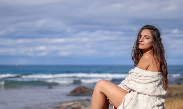 Belle femme brune sur la plage avec la mer à l'arrière et l'espace de copie — Photo