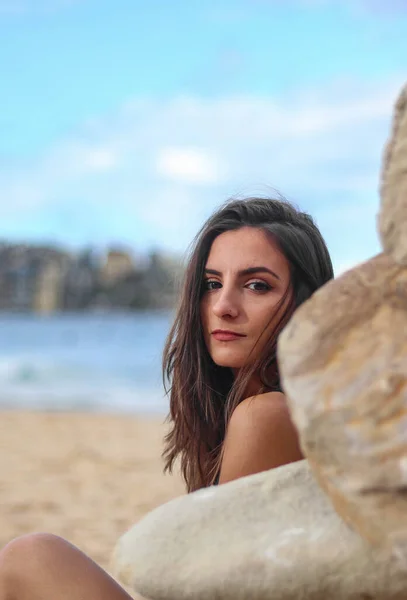 Portrait de belle femme brune avec un regard intense sur la caméra sur la plage — Photo
