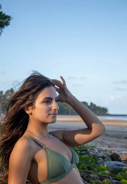 Portrait de femme brune en bikini vert sur une plage de pasadise tropicale — Photo