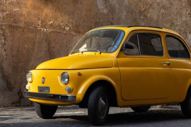 Roma, İtalya 'da Trastevere sokaklarında antika, sarı 500 araba