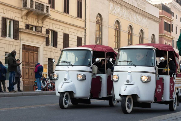 Rom, Italien - 17. März 2022. Zwei weiße und rote Calessino Ape Piaggio Autos auf Tour durch die Stadt Rom, Italien — Stockfoto