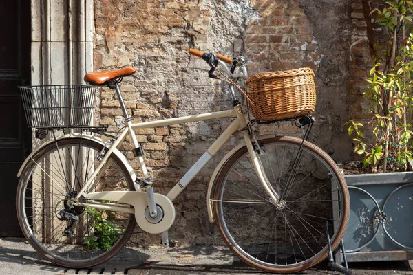 Винтажный велосипед с корзиной, отдыхающий на улицах Рима в Трастевере — стоковое фото