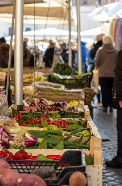 Chi acquista frutta e verdura al mercato di Campo Di Fiori a Roma — Foto Stock