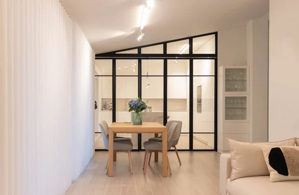 Sala da pranzo moderna e minimalista e cucina con porta in vetro industriale — Foto Stock