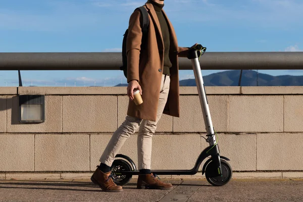 Jovem empresário irreconhecível usando scooter elétrico como alternativa, transporte e energia renovável, eco friendly — Fotografia de Stock