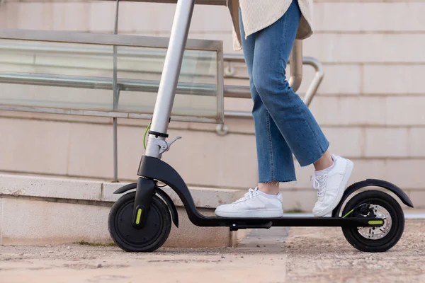 Gros plan sur les jambes et les pieds des jeunes femmes portant des jeans et des baskets dans la ville. Concept de vie urbaine — Photo