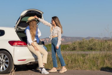 Kız arkadaşlar, kuş uçmaz kervan geçmez bir yerde gezip eğleniyorlar.