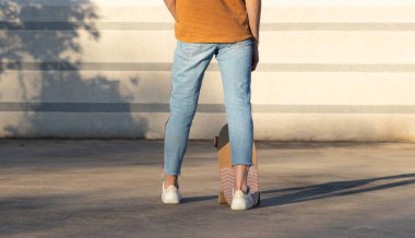 Parkın ortasında kaykayıyla etrafta fotokopi çekerken çekilmiş bir fotoğraf.