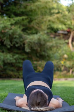 At kuyruklu tanınmayan bir kadının dikey görünümü doğadaki kasları çalıştırıyor.