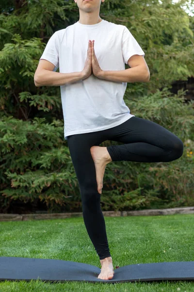 Hombre irreconocible en árbol de yoga posan para la relajación y la meditación como una técnica anti-estrés respirando aire limpio — Foto de Stock