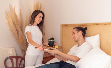 Doğum gününde erkek arkadaşına kahvaltı getiren genç bir kadın günaydın demektir.