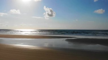 Avustralya, Queensland 'daki Fraser Adası' ndaki 120 km 'lik plajın yanından geçen 4x4' lük bir araba.