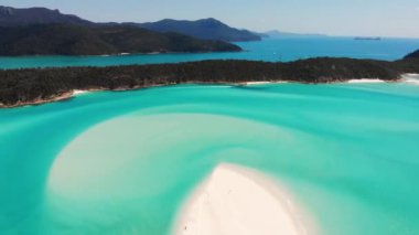Avustralya 'nın Queensland plajındaki en mavi turkuaz suyun en iyi hava aracı görüntüsü.