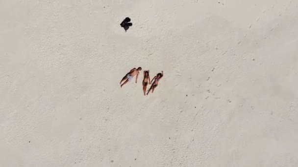Drohnenbild Von Drei Jungen Sexy Teenagern Die Einsamen Weißen Sandstrand — Stockvideo