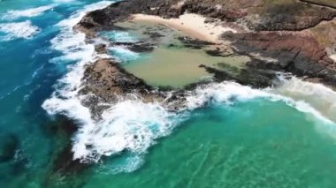 Fraser Adası 'nda yaz mevsiminde Queensland, Avustralya' daki şampanya havuzlarının önden drone görüntüsü.