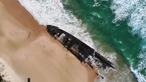 Rotating Aerial View Maheno Wreck Fraser Island Queensland Australië — Stockvideo