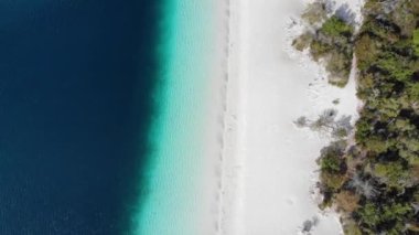 Fraser Adası açıklarındaki Mackenzie Gölü 'nün hava manzarası Fraser Adası' nı ziyaret eden turistler tarafından popüler olan güzel bir tatlı su gölüdür. Queensland, Avustralya