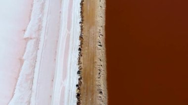 Batı Avustralya 'daki Hutt Lagoon pembe tuz gölünün insansız hava görüntüsü.