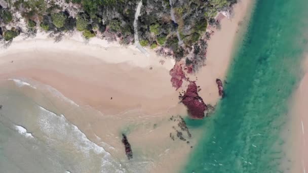 Aerial View Red Rock River Mouth Beach Vibráló Kék Színek — Stock videók