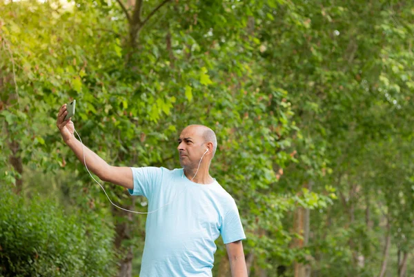 Olgun, cesur bir adamın beklenmedik portresi kendini özçekim yapıyor ve doğadaki bir parkta yeni teknolojiler yönetiyor.