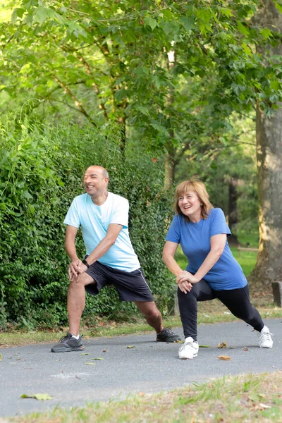 Vista Vertical Dois Adultos Sorrindo Divertindo Enquanto Exercita Parque Com — Fotografia de Stock