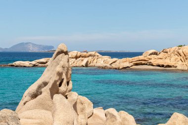 Cala Girgolu, San Teodoro, Sardinya, İtalya 'nın deniz kıyısında turkuaz su bulunan kaya oluşumlarının manzarası