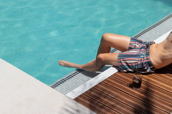 Onherkenbare Jongeman Badmode Het Houten Zwembad Met Palmschaduw Een Glas — Stockfoto