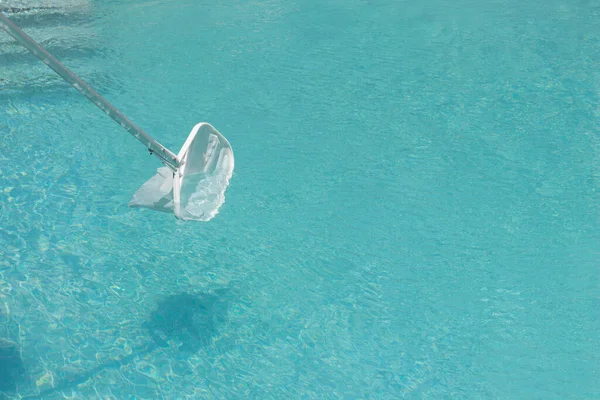 Dispositivo Limpieza Neta Piscina Aislada Agua Con Espacio Copia Alrededor —  Fotos de Stock