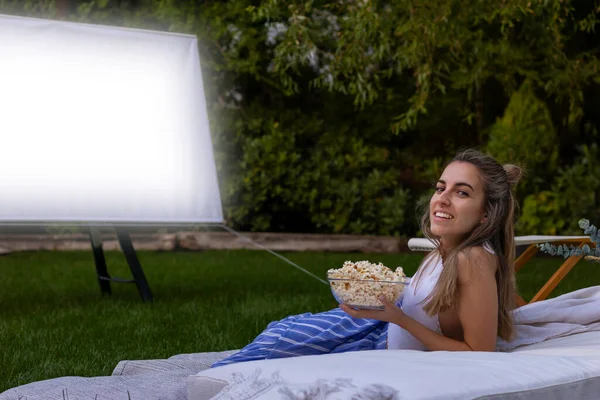 Young Woman Looking Camera Enjoying Summer Cinema Garden Holding Bowl — Zdjęcie stockowe