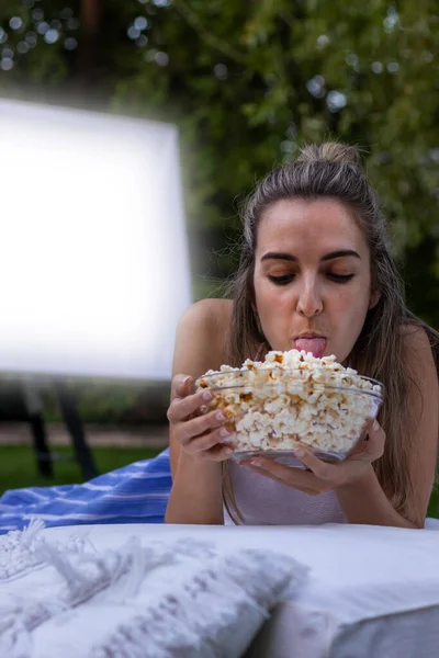 Młoda Piękna Kobieta Ustami Wylizująca Miskę Popcornu Podczas Gdy Letnim — Zdjęcie stockowe