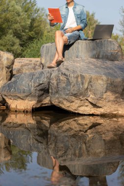 Doğadaki çalışmalarının kataloğuna bakan girişimci bir gencin tanınamaz portresi.