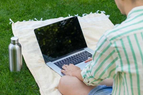 Bakc View Unrecognizable Young Online Using Laptop Towel Abottle Water — Zdjęcie stockowe