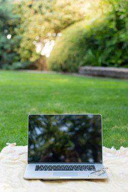 İzole edilmiş dizüstü bilgisayarın dikey görünümü arkaplanı bulanık çevrimiçi iş ve dijital göçebe için ekranda yansımalar