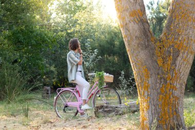 # Genç, uzun saçlı adamlar # # İlkbaharda ormanın ortasında bisiklet sürerken #