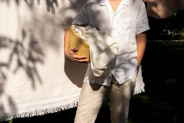 Cropped View Unrecognizable Young Man Summer Outfit Holding Wicker Basket — Foto de Stock
